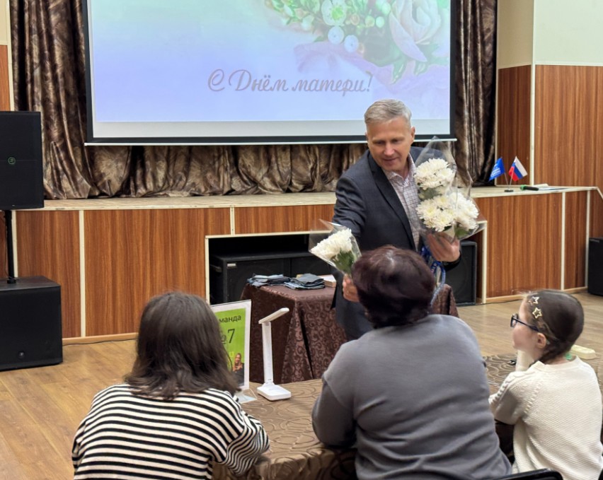 Михаил Кузвесов поздравил мам и подарил цветы 